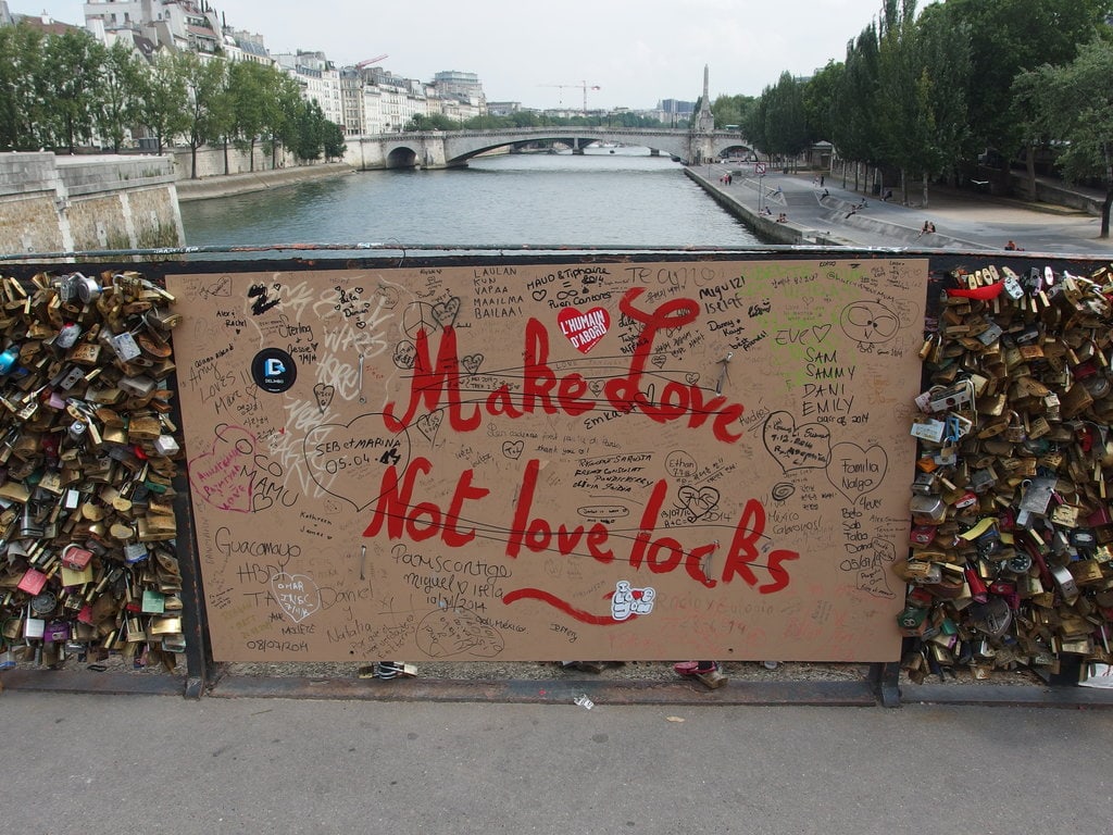 No love locks sign in Paris