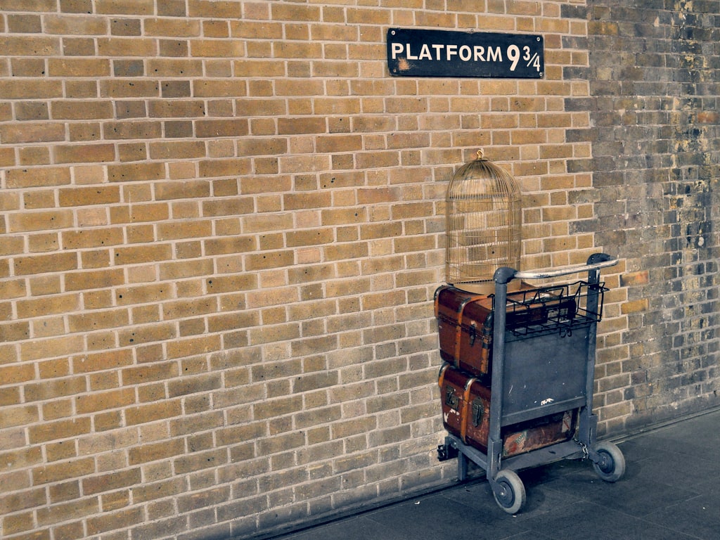 Platform 9 3⁄4 to Hogwarts Express at King Cross Station in London
