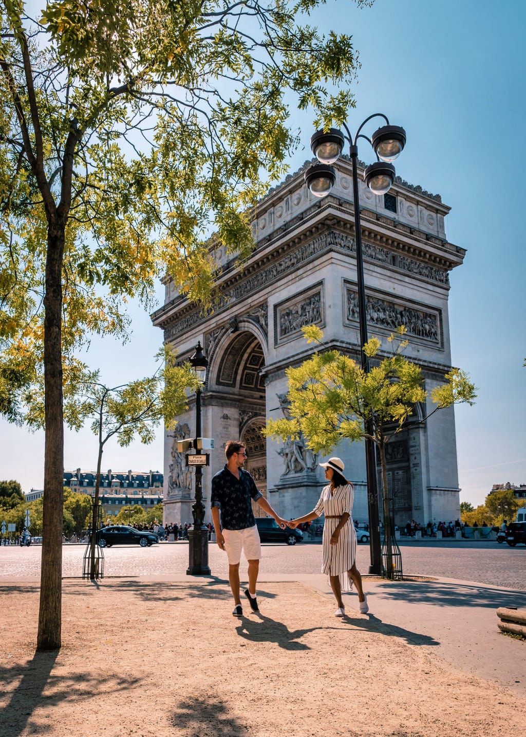 Couple Arc De Triomphe Paris