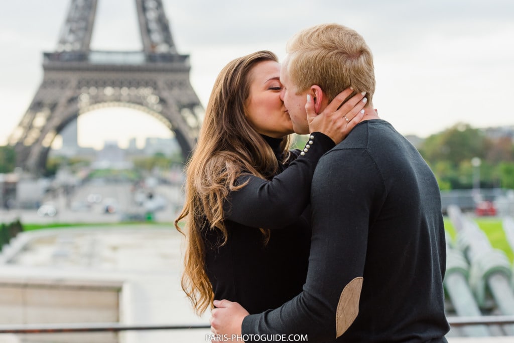 фотосEngagement at the Eiffel Tower in Paris