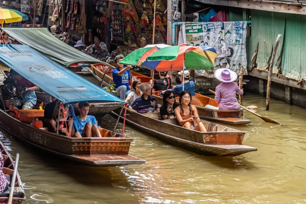 Tourists on the boat in Damnoen Saduak Floating Market, Ratchaburi