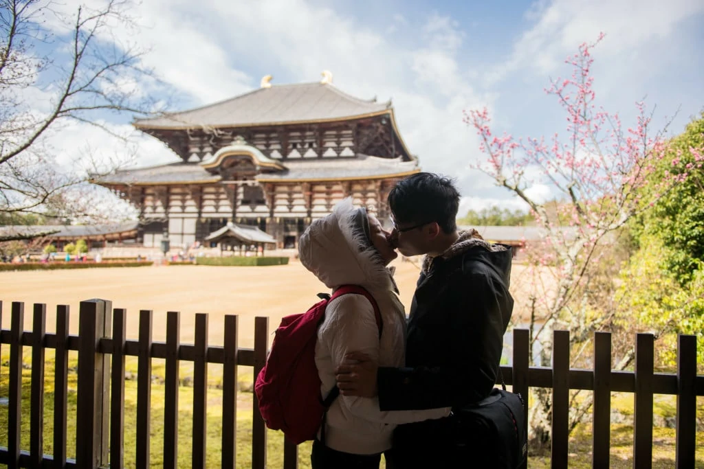 Couple kissing behind the temple in Nara